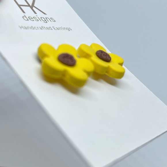 🌼Handmade Yellow Flower Earrings - Picture 5 of 5